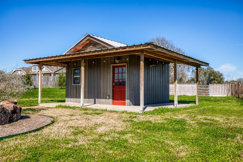 16905 E Wellmann Rd, Washington, TX 77880