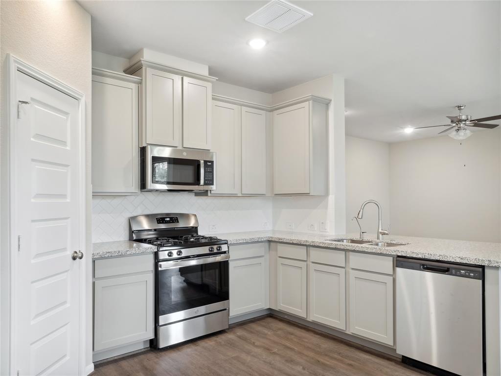 10606 Shimmer Bluff Ln, Humble, TX 77396