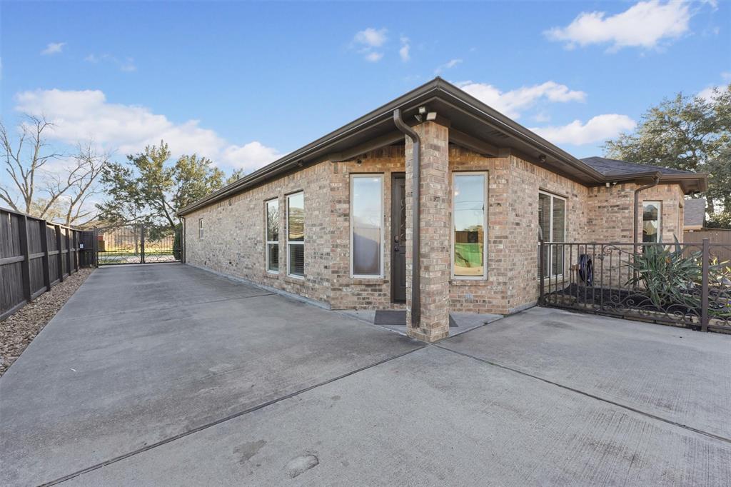 8221 Peekskill Ln, Houston, TX 77075