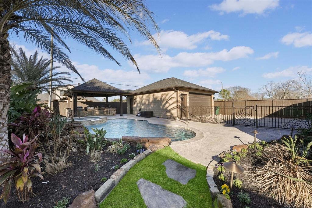 8221 Peekskill Ln, Houston, TX 77075