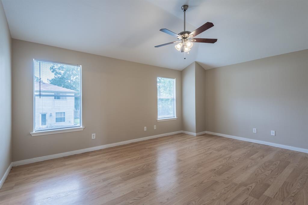 8006 Scarlet Tanager Dr, Humble, TX 77396