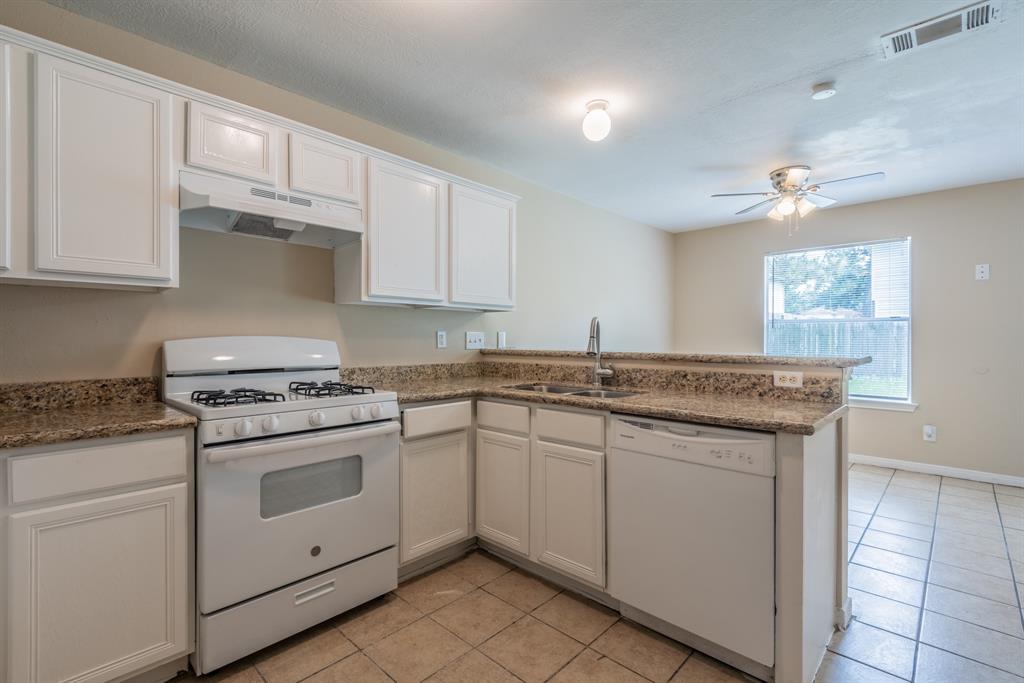 8006 Scarlet Tanager Dr, Humble, TX 77396