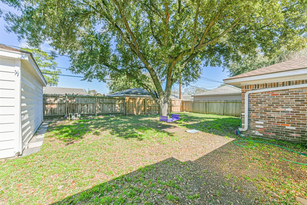 211 Viceroy Dr, Houston, TX 77034