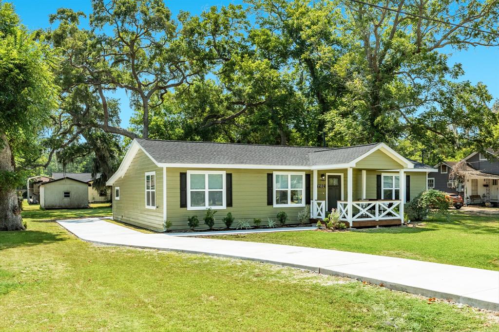 1102 Avenue A, Sweeny, TX 77480