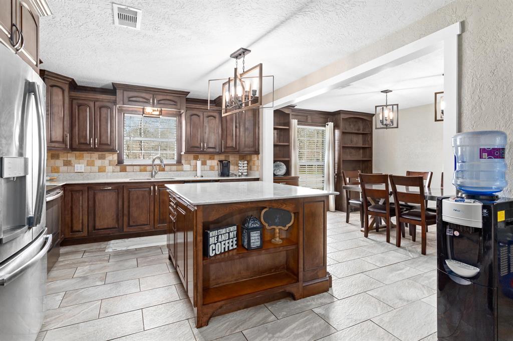 1395 Countrywood Cir, Sour Lake, TX 77659