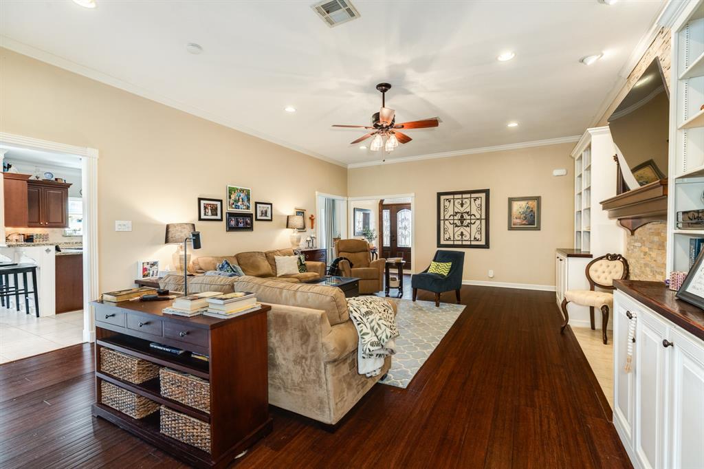 209 Dewberry Dr, Lake Jackson, TX 77566