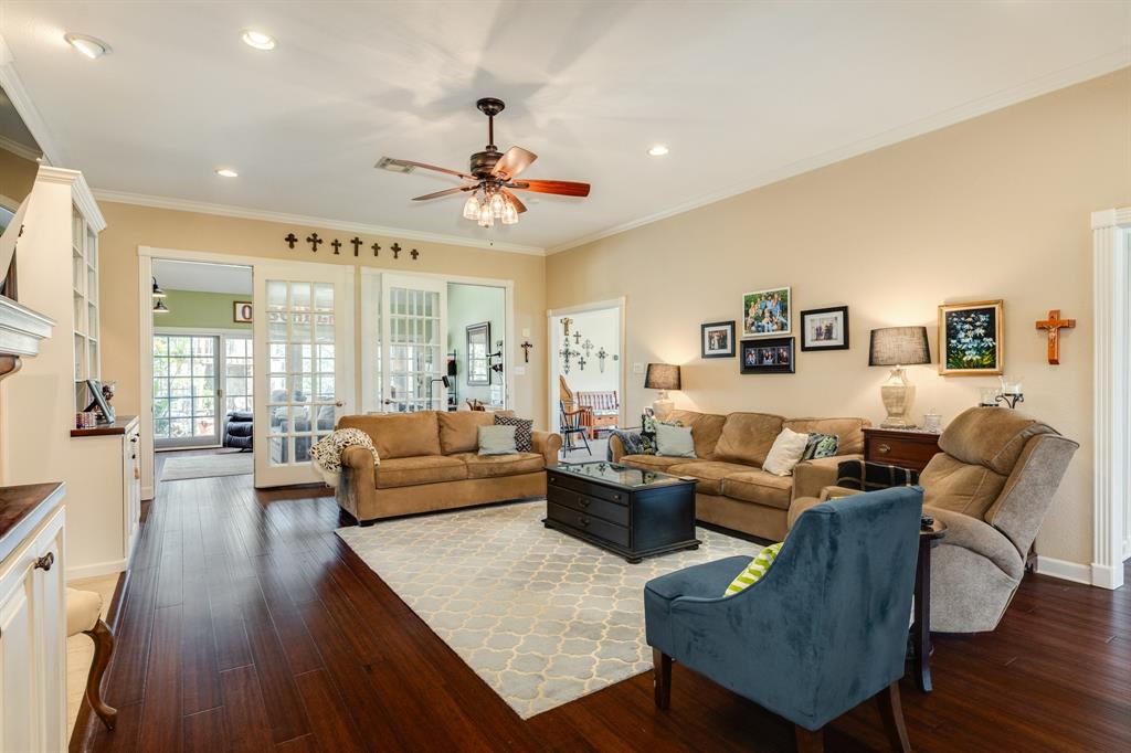 209 Dewberry Dr, Lake Jackson, TX 77566