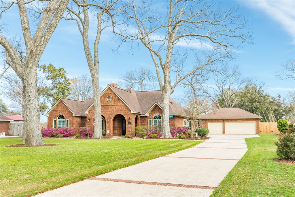 209 Dewberry Dr, Lake Jackson, TX 77566