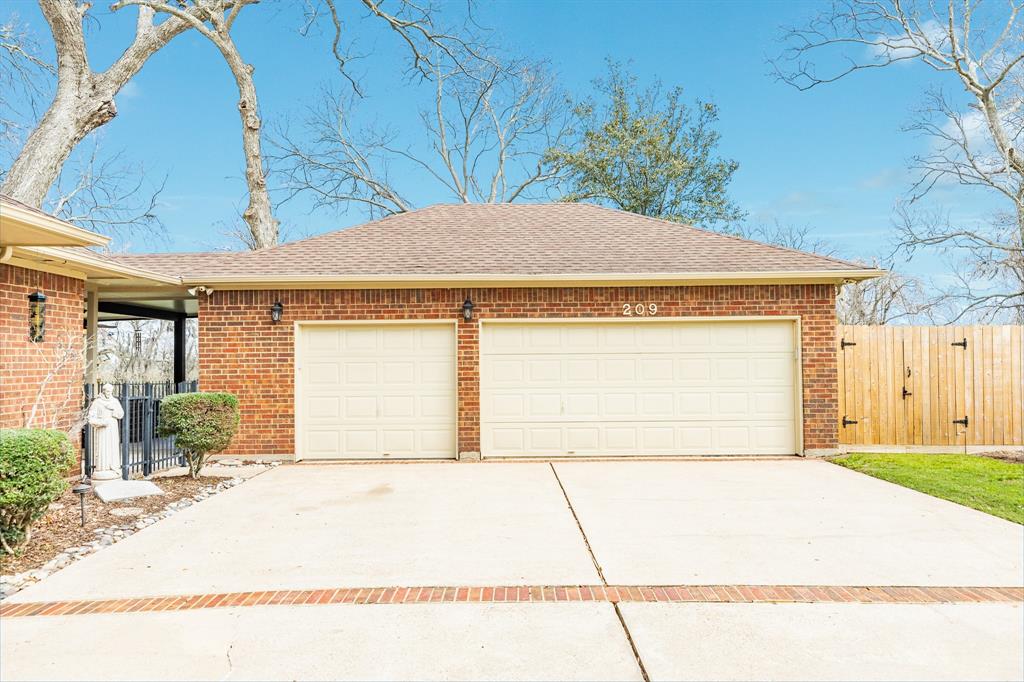 209 Dewberry Dr, Lake Jackson, TX 77566