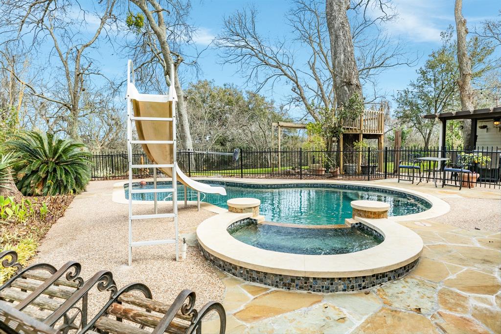 209 Dewberry Dr, Lake Jackson, TX 77566