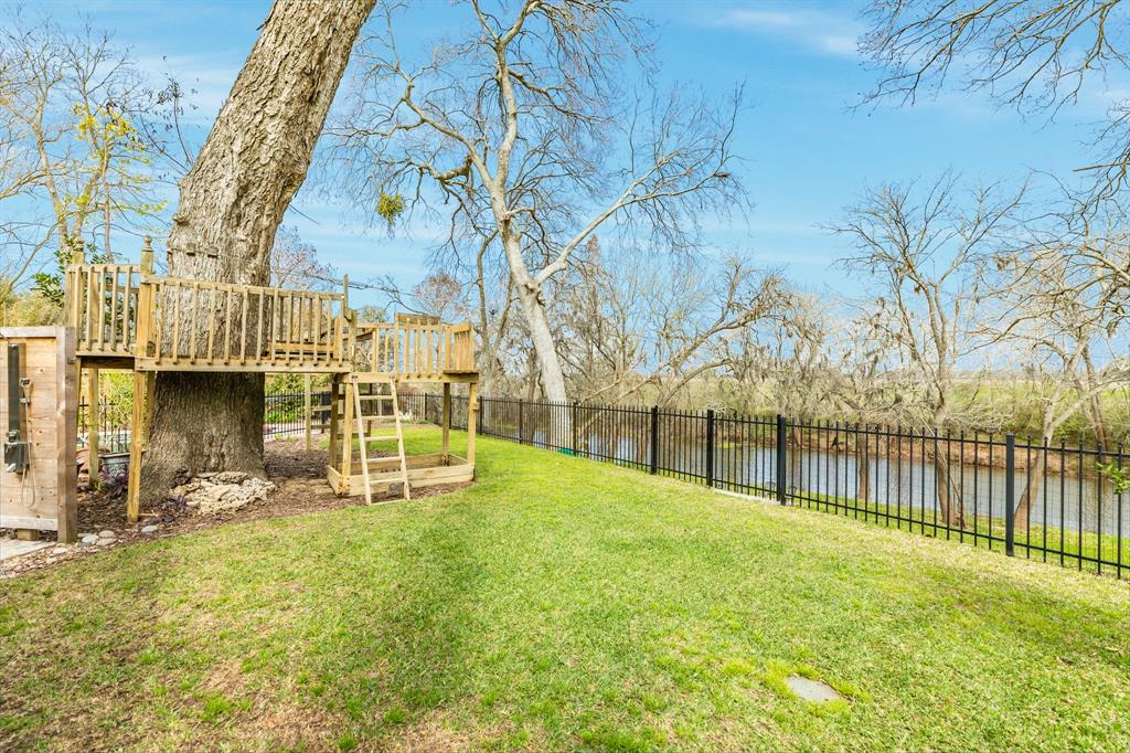209 Dewberry Dr, Lake Jackson, TX 77566