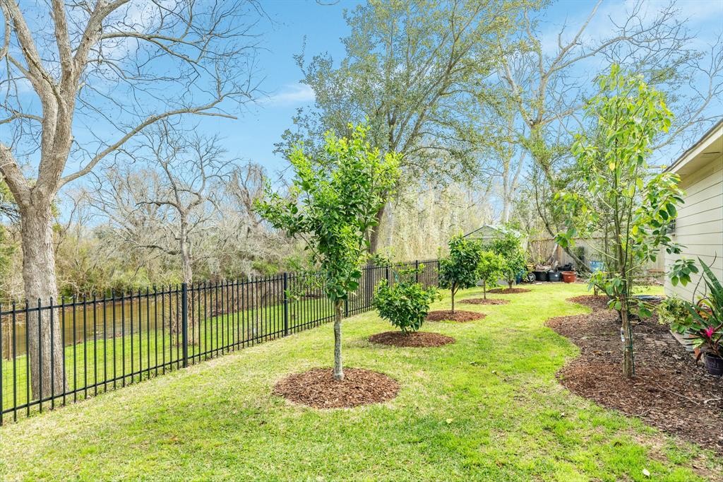 209 Dewberry Dr, Lake Jackson, TX 77566