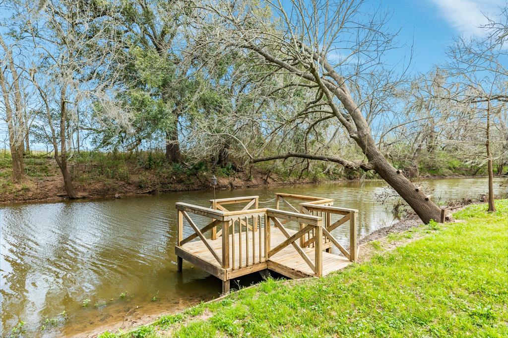 209 Dewberry Dr, Lake Jackson, TX 77566