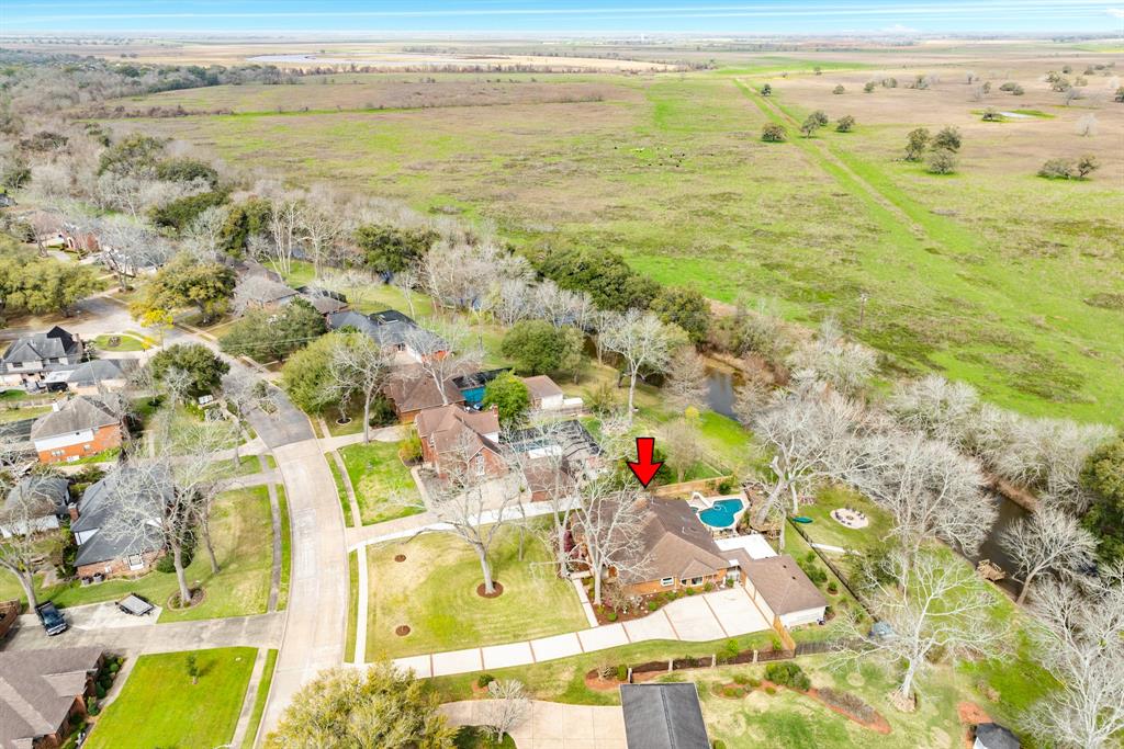 209 Dewberry Dr, Lake Jackson, TX 77566