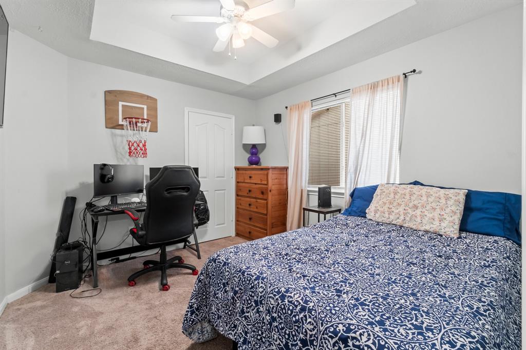 121 Snug Harbor Dr, Conroe, TX 77356