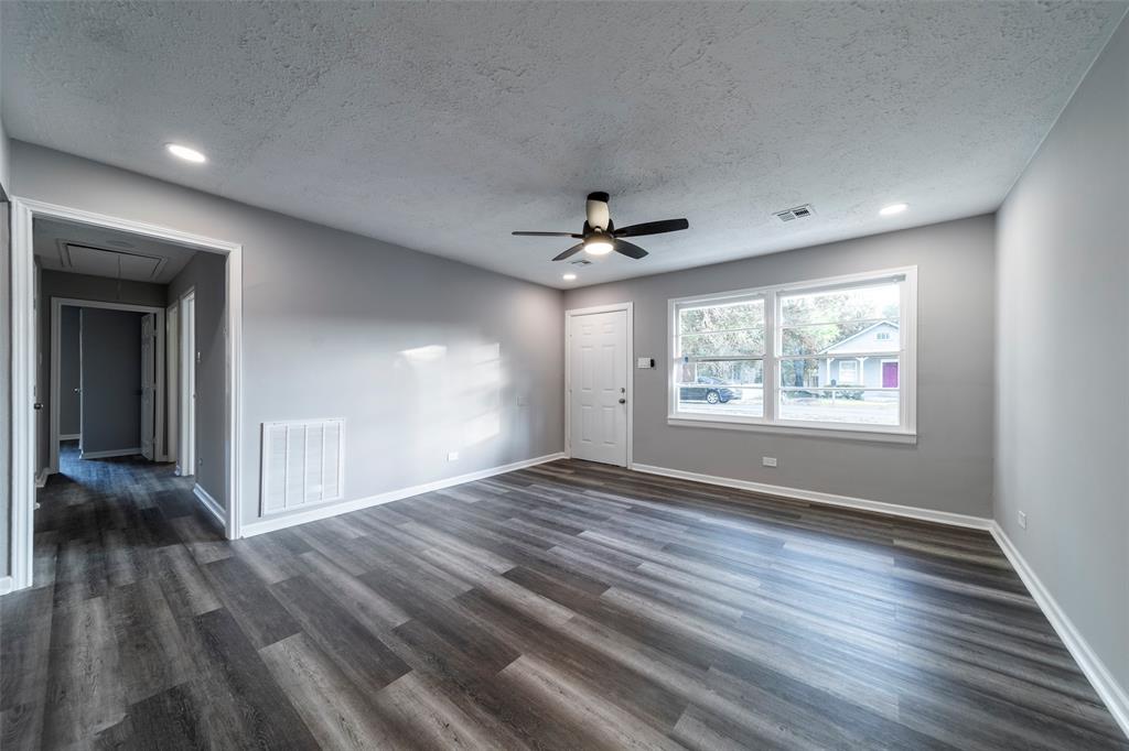 4611 Nevada St, Dickinson, TX 77539