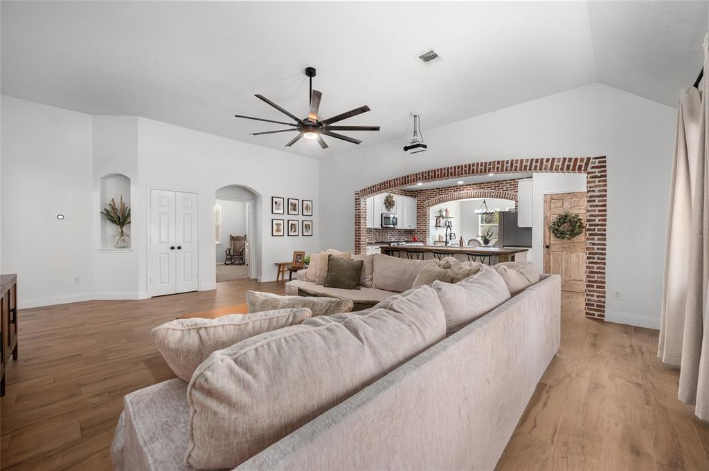 10018 Lynnwood Dr, Baytown, TX 77521