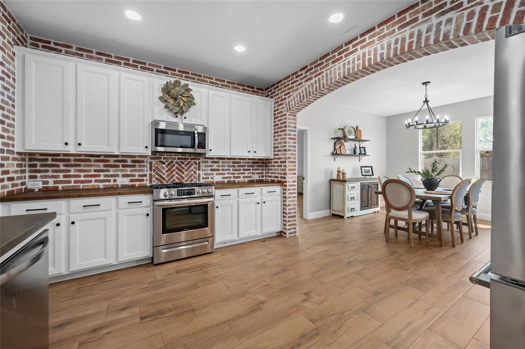 10018 Lynnwood Dr, Baytown, TX 77521