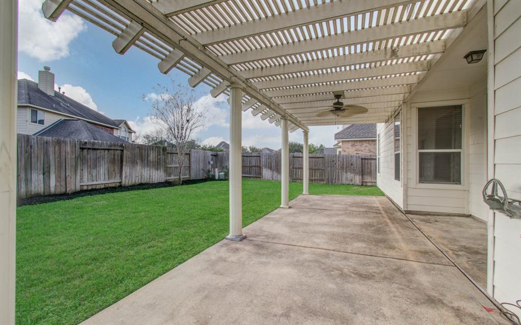 2210 Signal Hill Dr, Pearland, TX 77584