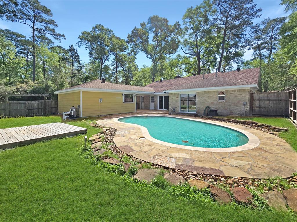 2051 Parkdale Dr, Kingwood, TX 77339