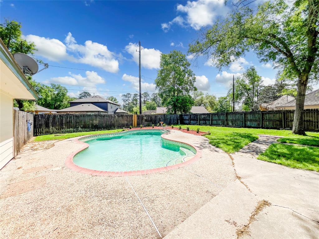7314 Bayou Vista Dr, Baytown, TX 77521