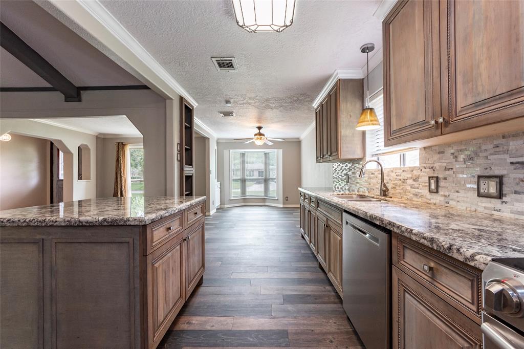 2918 Frostwood Cir, Dickinson, TX 77539