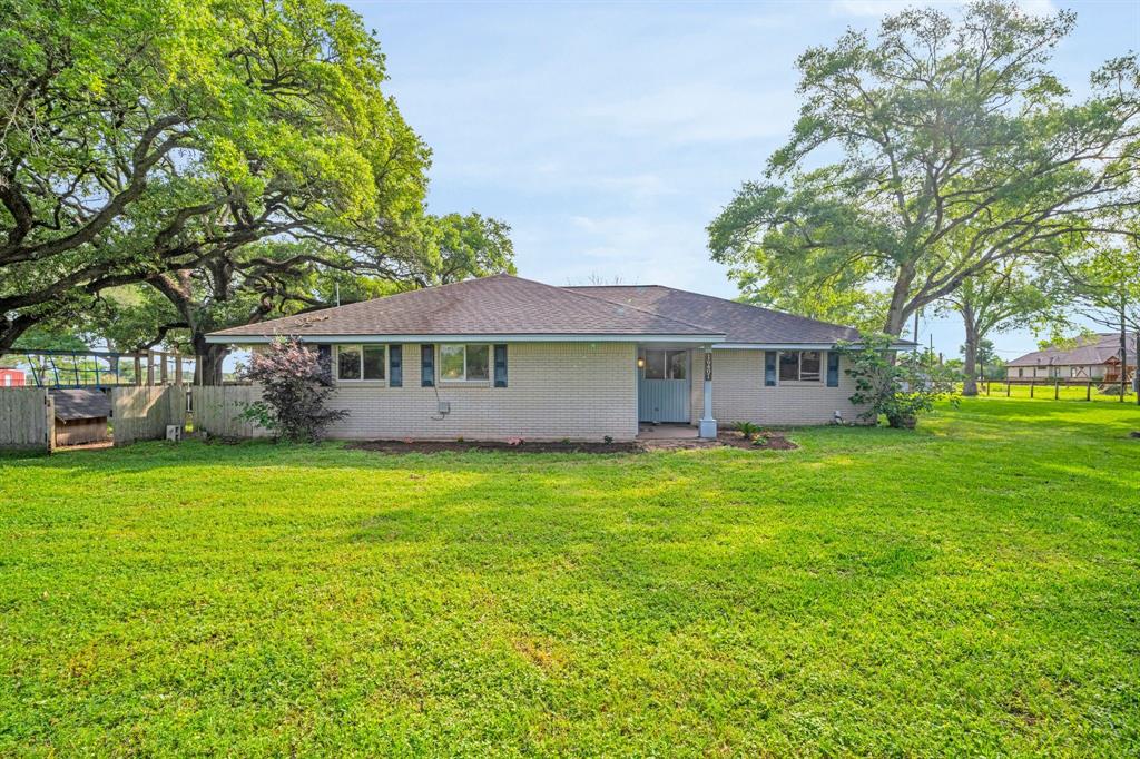 16401 1st St, Rosharon, TX 77583