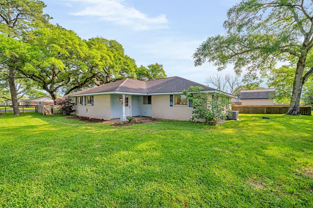 16401 1st St, Rosharon, TX 77583