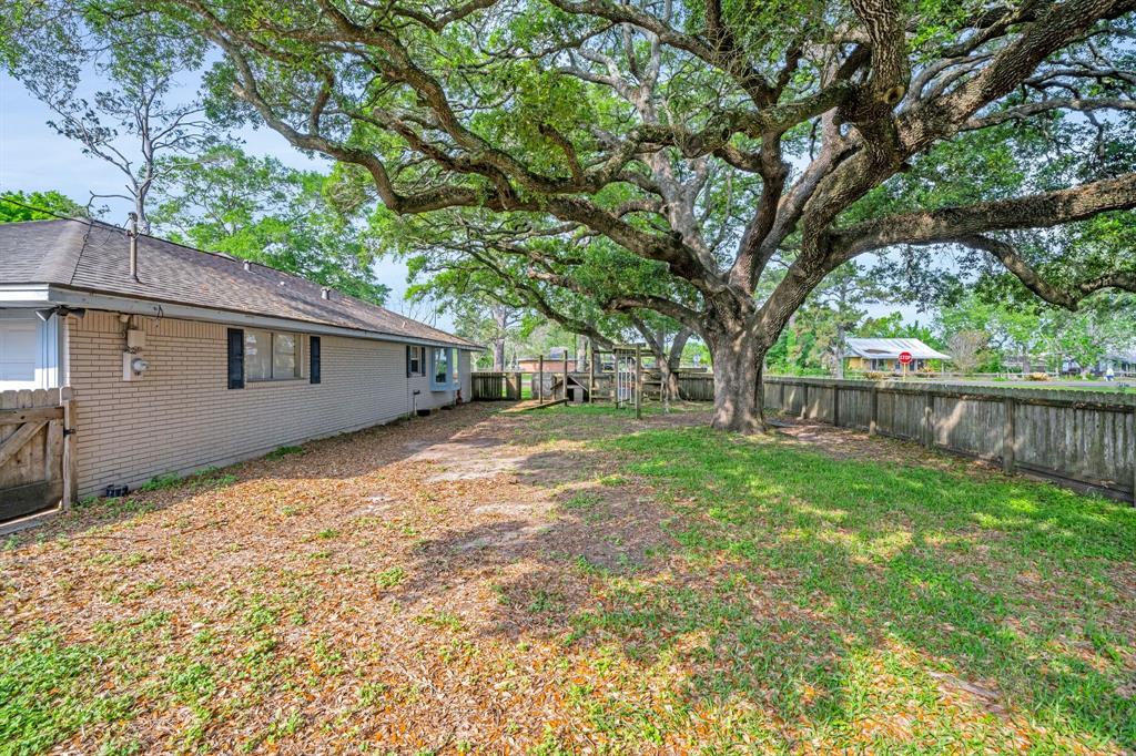 16401 1st St, Rosharon, TX 77583