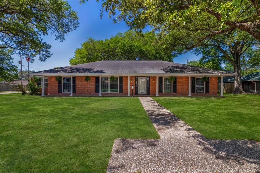 1105 Woods Dr, Liberty, TX 77575