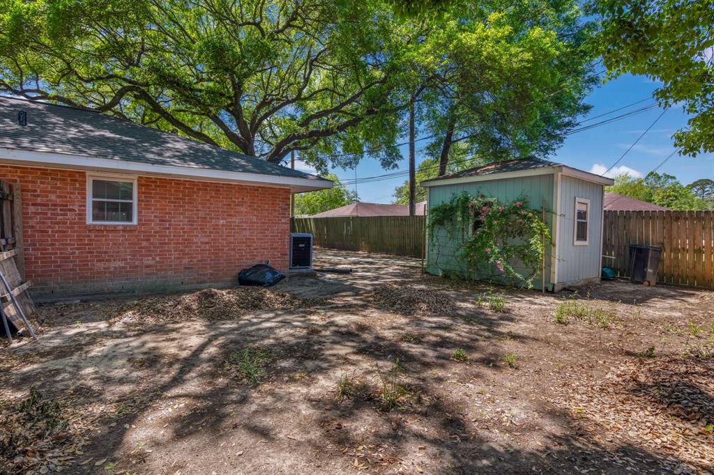 1105 Woods Dr, Liberty, TX 77575