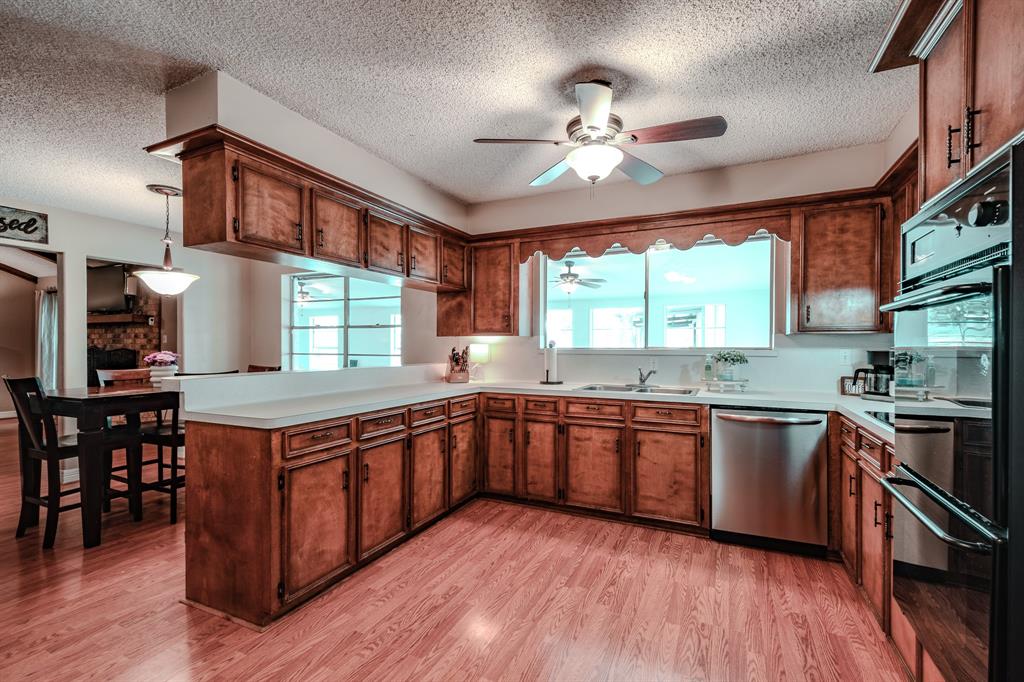 11302 Cherry Point Dr, Mont Belvieu, TX 77535