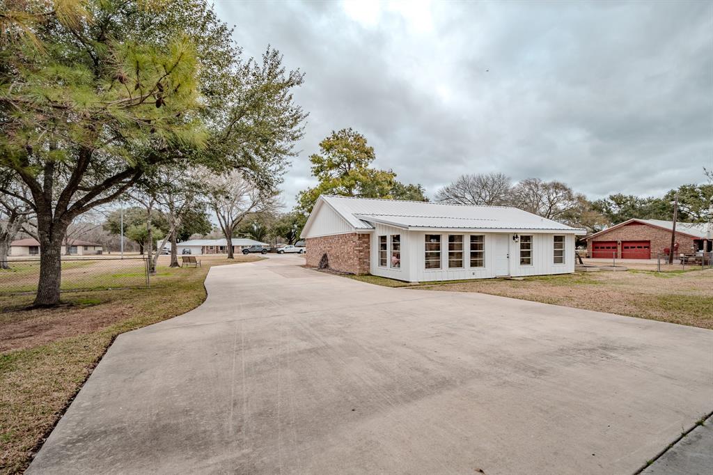 11302 Cherry Point Dr, Mont Belvieu, TX 77535
