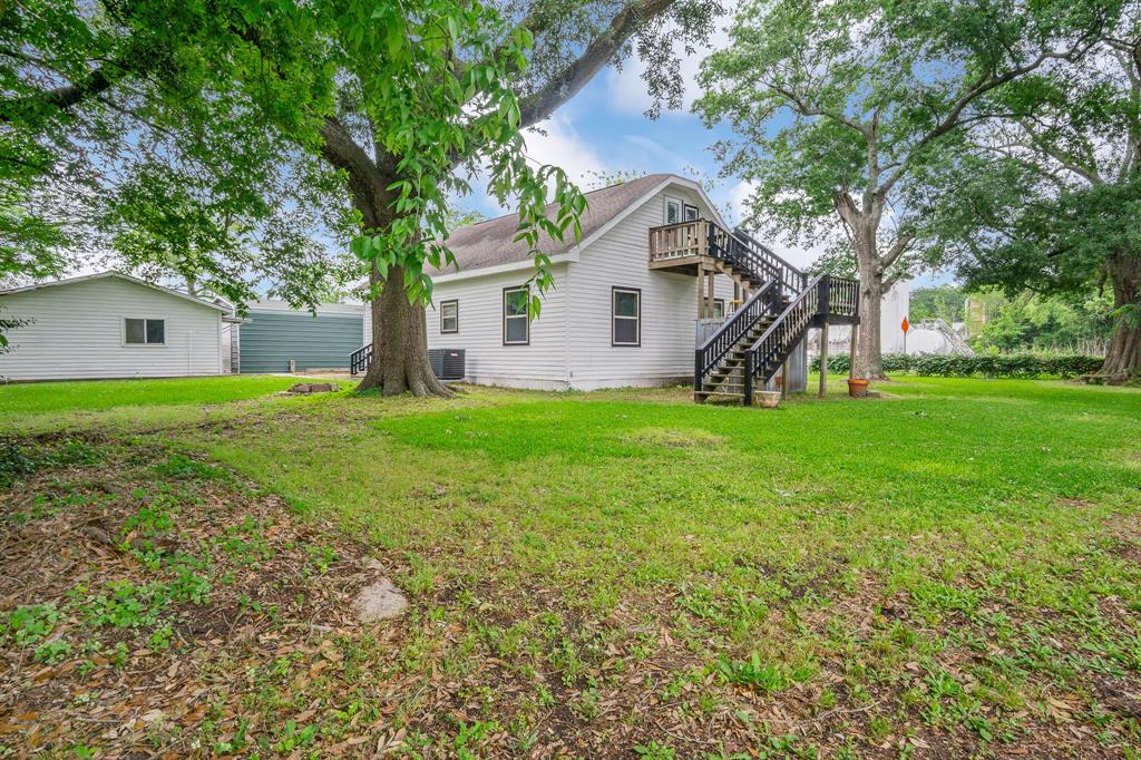 620 1st St, Winnie, TX 77665