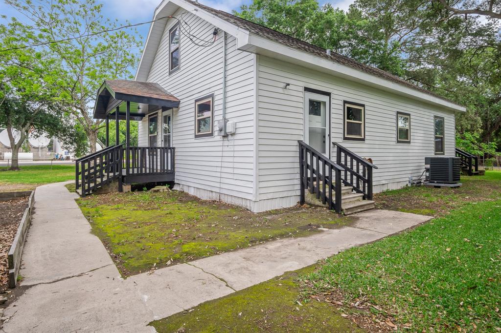 620 1st St, Winnie, TX 77665