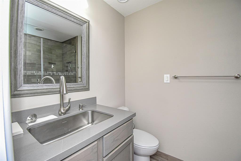 15402 Lakeview Dr, Jersey Village, TX 77040