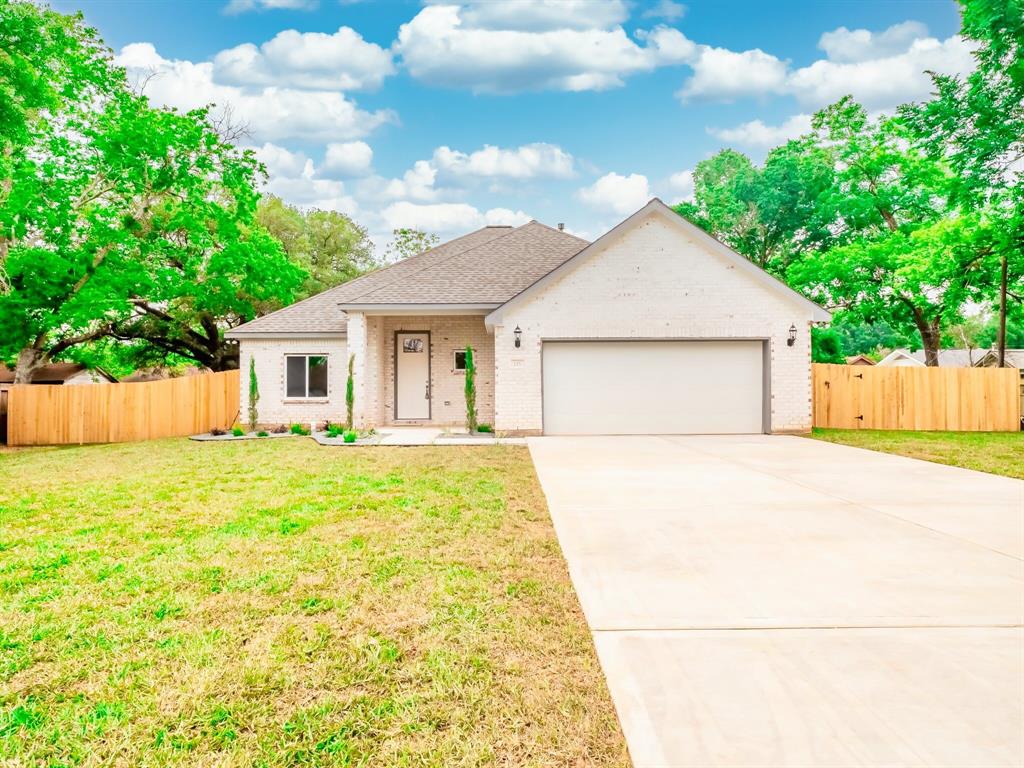 215 N 5th St, Sealy, TX 77474