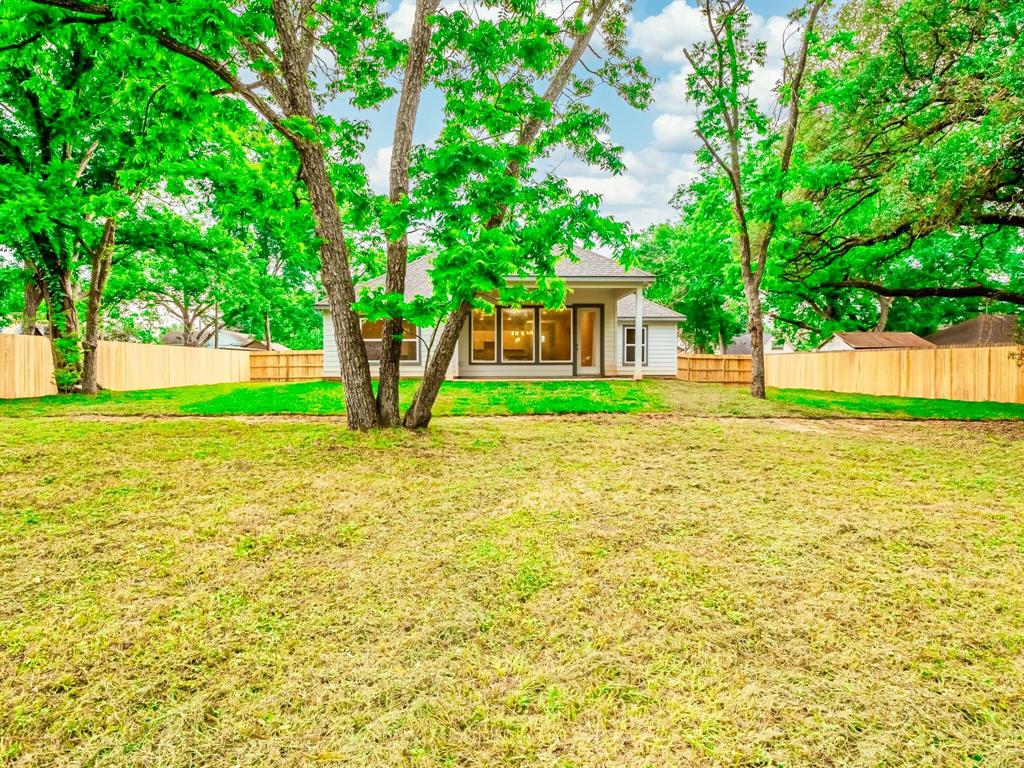 215 N 5th St, Sealy, TX 77474