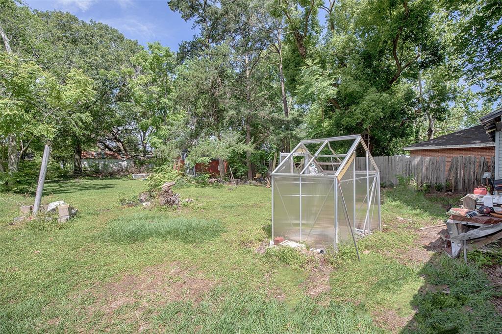 1105 N Valderas Street, Angleton, TX 77515