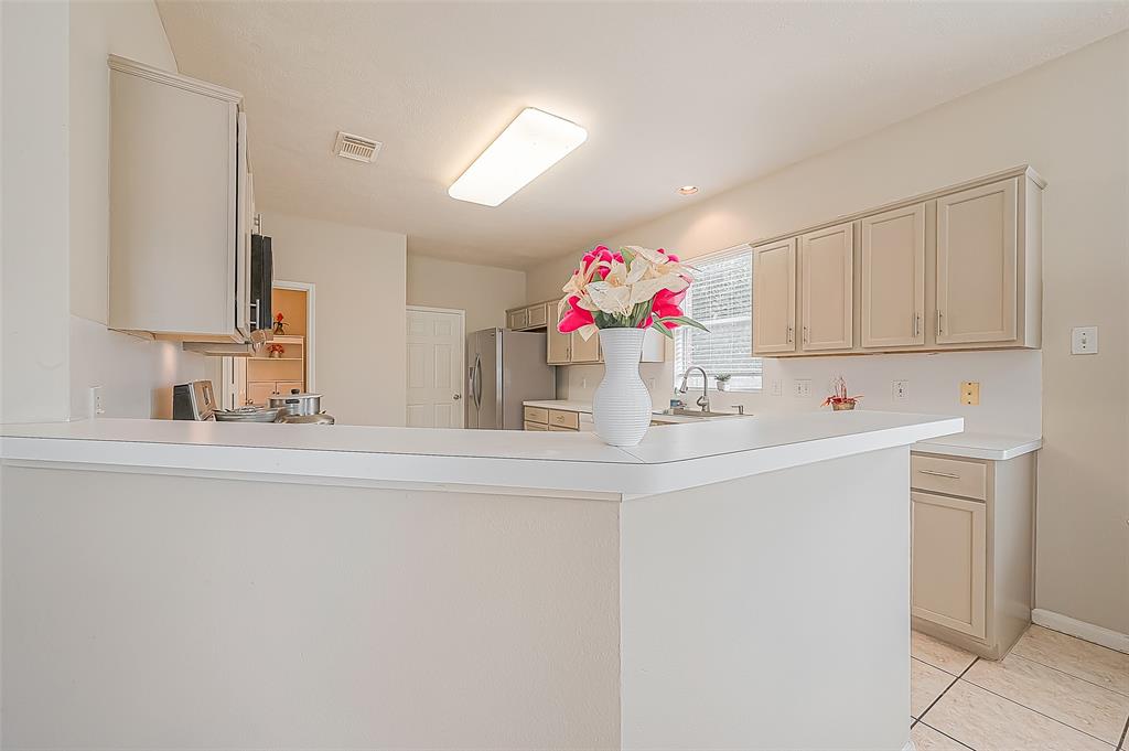 3015 Signal Hill Dr, Friendswood, TX 77546