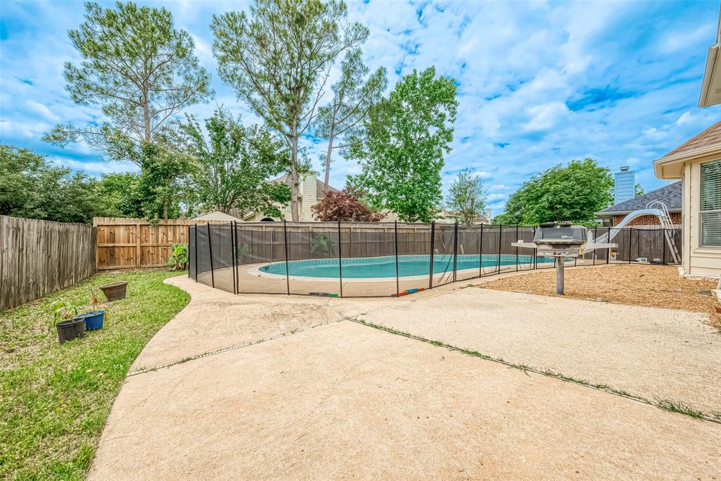 3015 Signal Hill Dr, Friendswood, TX 77546