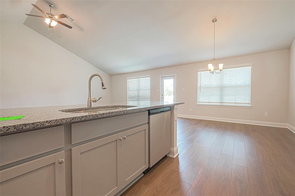 4411 Leslies Way, Dickinson, TX 77539