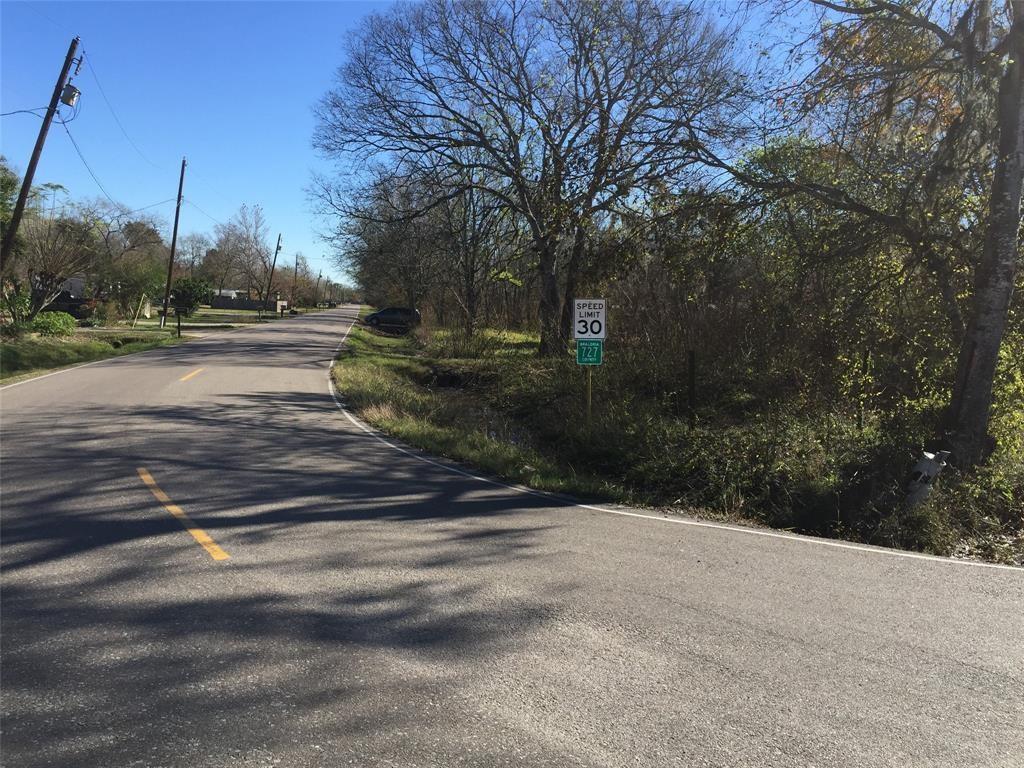 3122 Cr727, Angleton, TX 77515