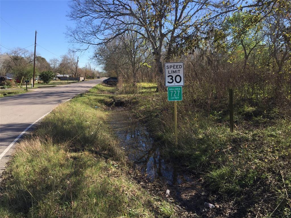 3122 Cr727, Angleton, TX 77515