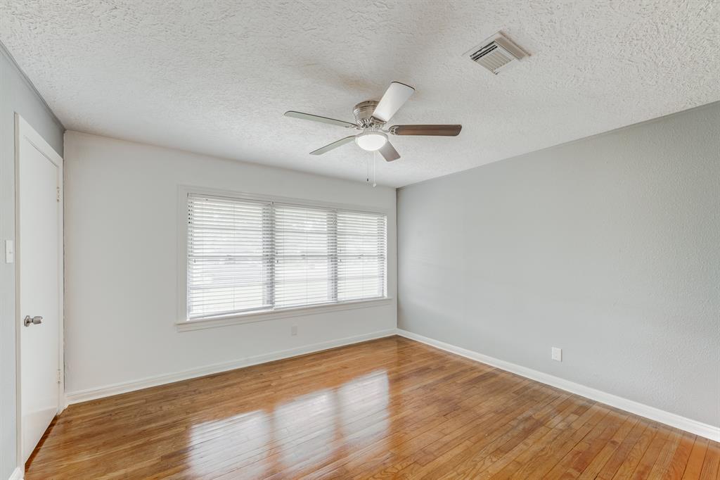 907 E Magnolia St, Angleton, TX 77515