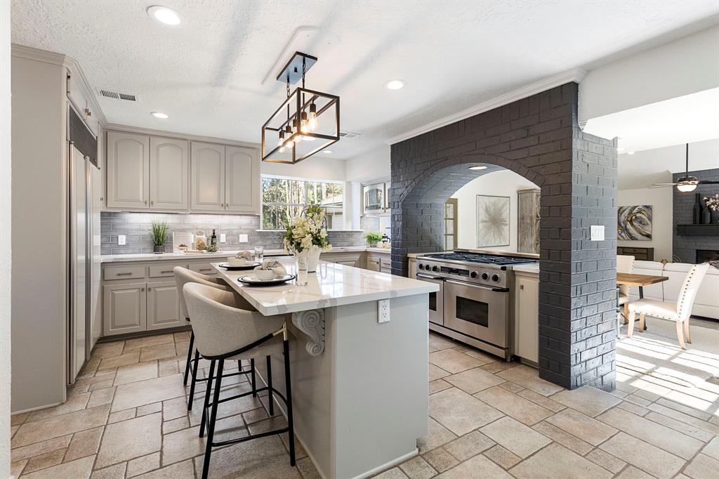 5 Thornhedge Ct, Spring, TX 77381