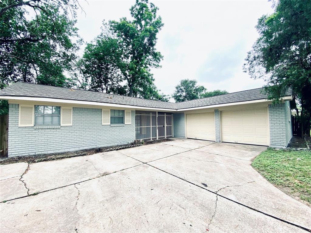 210 Southbrook Circle, Houston, TX 77060