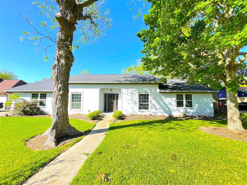 104 Huckleberry Drive, Lake Jackson, TX 77566