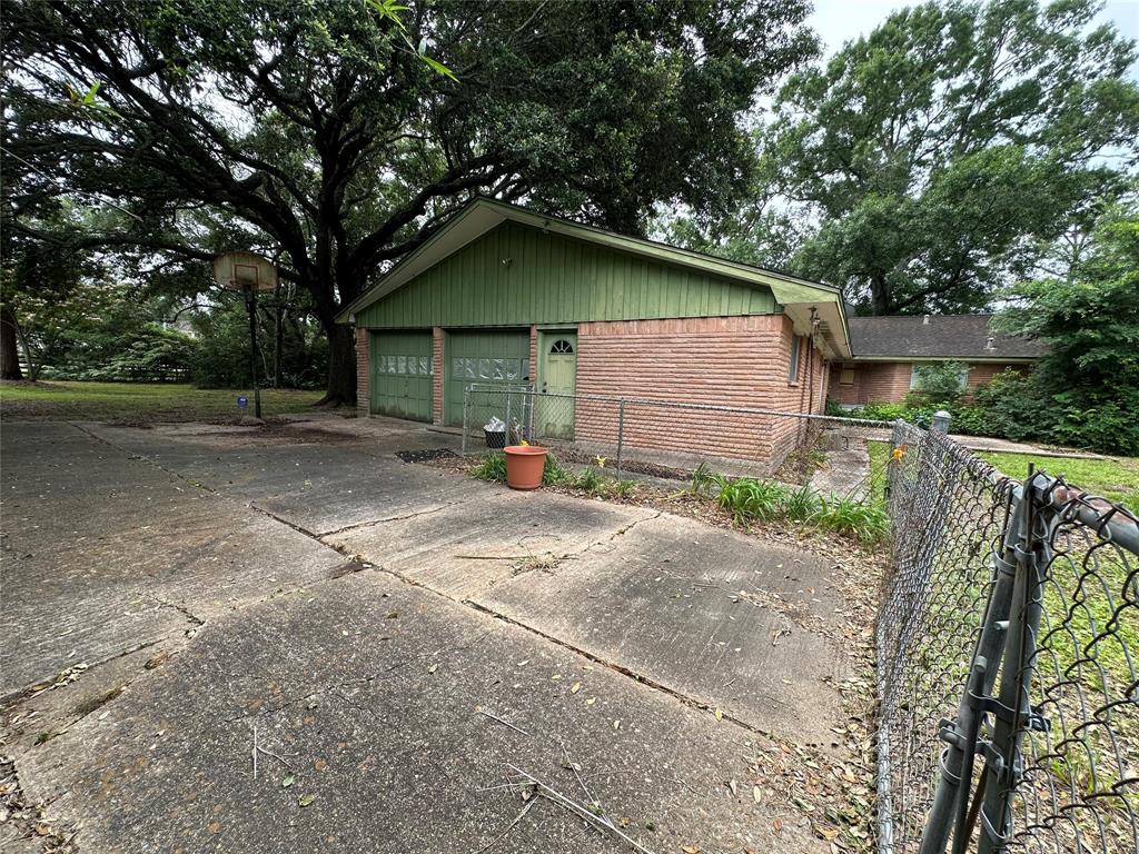 2402 Dixie Farm Rd, Pearland, TX 77581