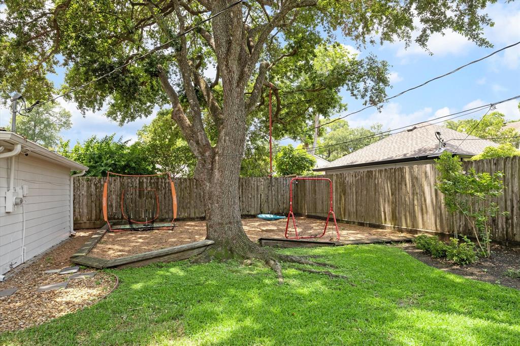 14214 Chadbourne Dr, Houston, TX 77079